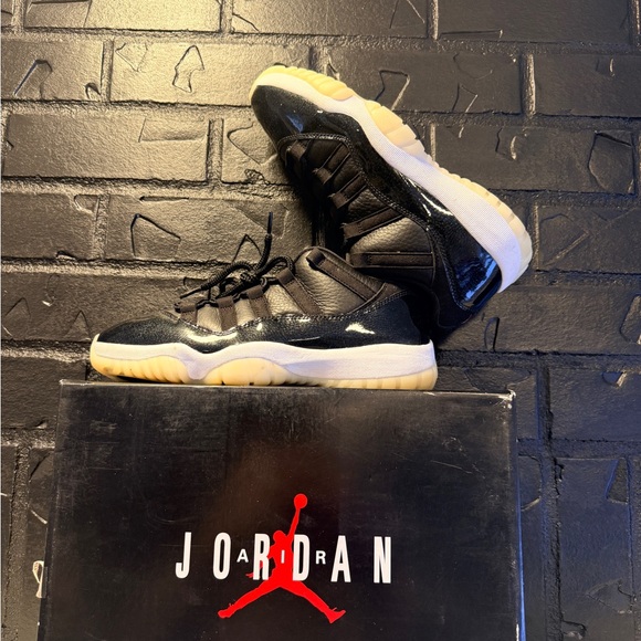 Jordan Men's Black and White Sneakers